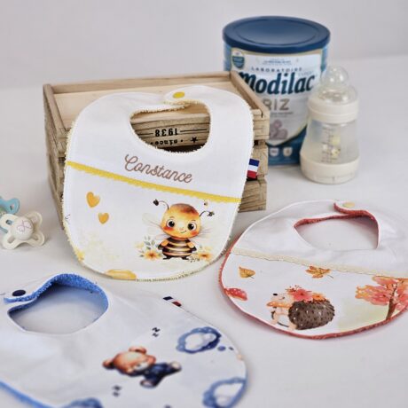 Collection de bavoirs bébé personnalisés par broderie avec différents motifs (ourson, abeille et hérisson), fabriqués artisanalement en France
