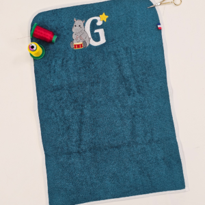Serviette à langer personnalisée bleue avec hippopotame brodé et initiale pour bébé
