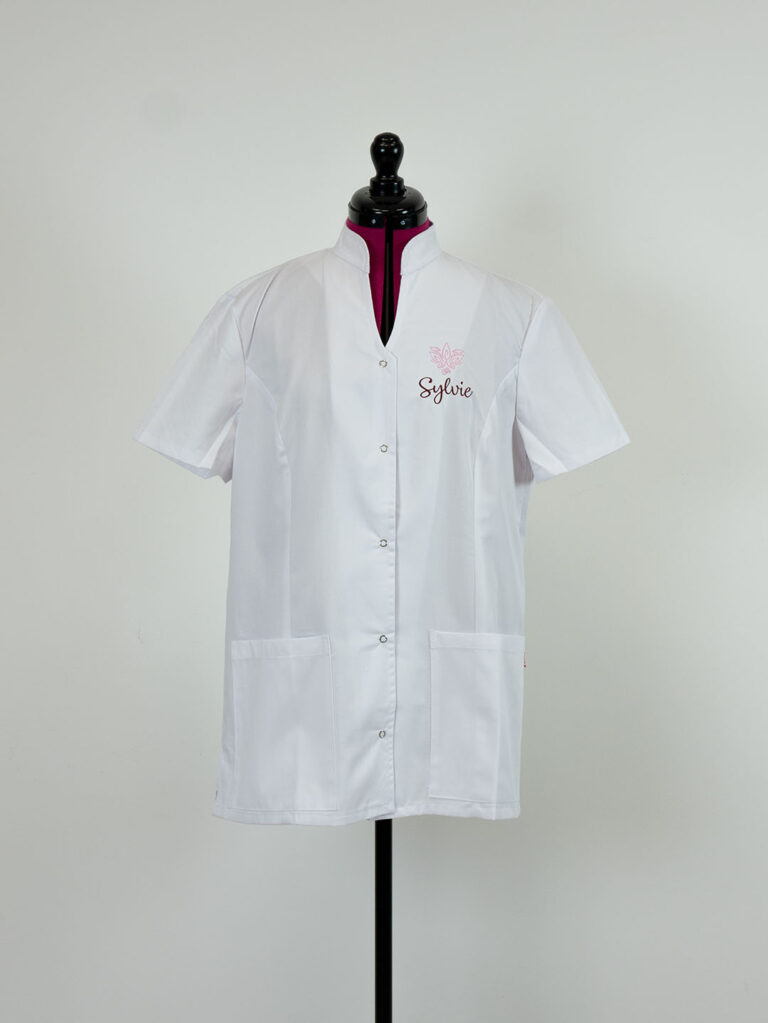 Blouse d'esthéticienne blanche personnalisée avec prénom brodé sur la poitrine