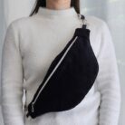 Femme portant un sac banane en velours côtelé bleu marine en bandoulière