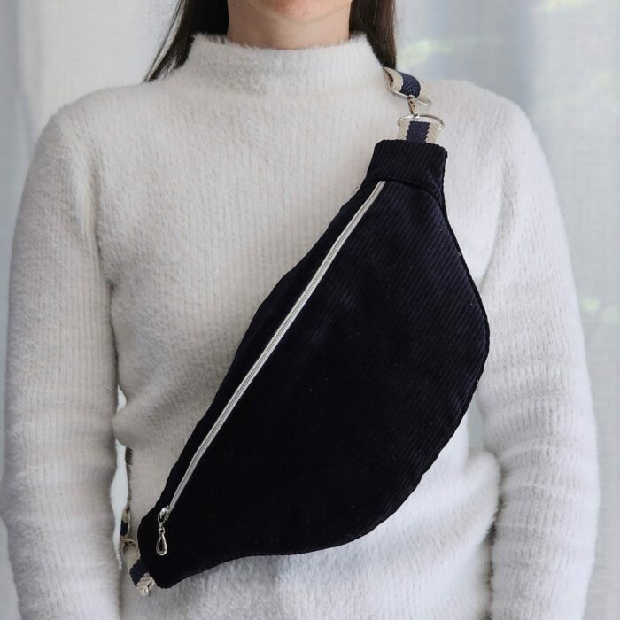 sac-banane-velours-bleu-marine-porte.jpg Femme portant un sac banane en velours côtelé bleu marine en bandoulière