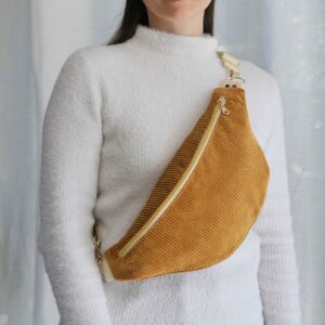 Femme portant un sac banane en velours côtelé moutarde personnalisé porté en bandoulière