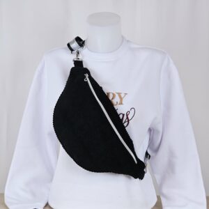 Sac banane en velours noir personnalisé avec broderie, présenté sur un mannequin avec un sweat blanc
