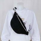 Sac banane en velours noir personnalisé avec broderie, présenté sur un mannequin avec un sweat blanc