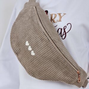 Sac banane en velours côtelé Arena porté sur un mannequin avec broderie trois cœurs