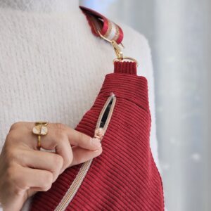 Gros plan sur la fermeture éclair du sac banane en velours côtelé rouge Ignis