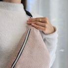 Sac banane en velours côtelé rose poudré porté avec un pull blanc, personnalisable par broderie