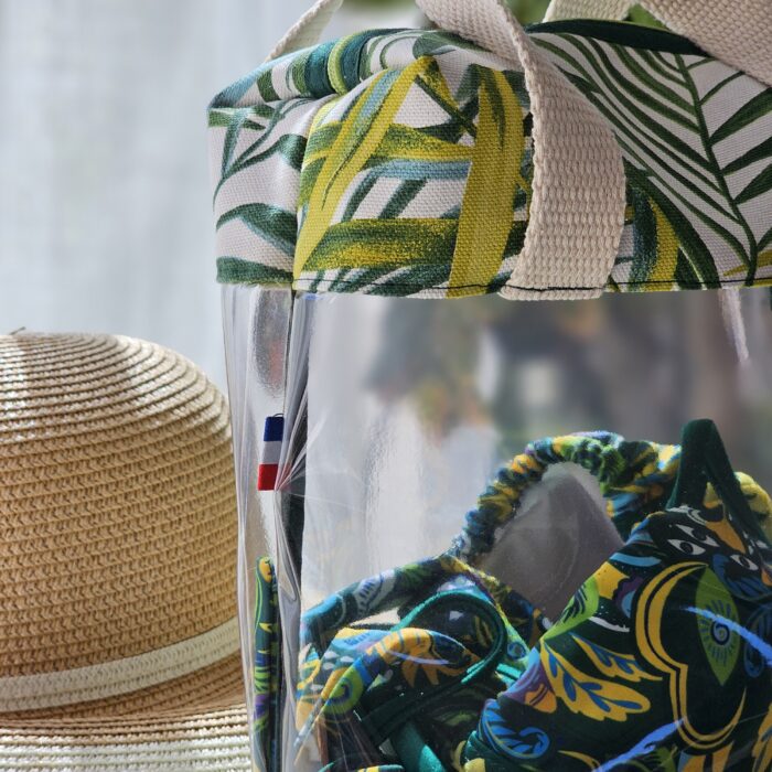 sac-maillot-transparent-tropical-feuilles.jpg Sac à maillot de bain transparent avec tissu tropical à feuilles vertes dans une ambiance estivale