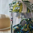 Sac à maillot de bain transparent avec tissu tropical à feuilles vertes dans une ambiance estivale