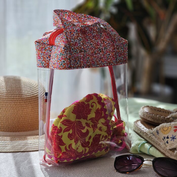 sac-maillot-transparent-liberty-rouge-plage.jpg Sac à maillot de bain transparent avec tissu liberty rouge dans une ambiance plage estivale