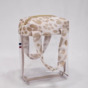 Sac à maillot de bain transparent avec tissu léopard beige et fermeture éclair dorée sur fond blanc