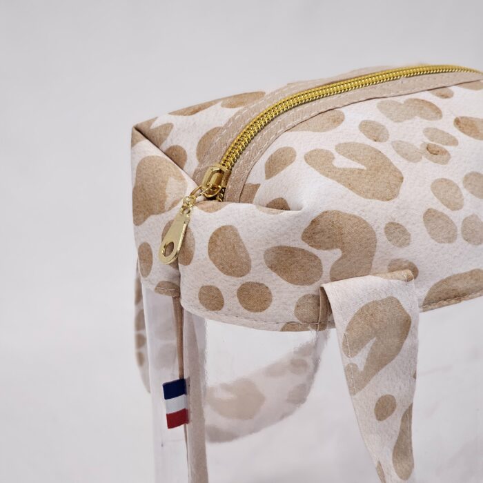 sac-maillot-leopard-beige.jpg Détail du sac à maillot de bain transparent avec tissu léopard beige et fermeture éclair dorée
