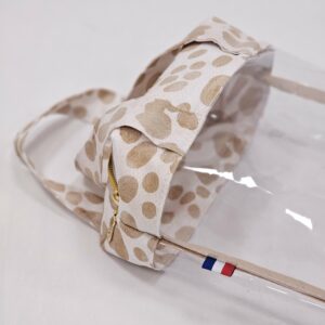 Détail du sac à maillot de bain transparent avec tissu léopard beige et fermeture éclair dorée