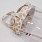 Détail du sac à maillot de bain transparent avec tissu léopard beige et fermeture éclair dorée